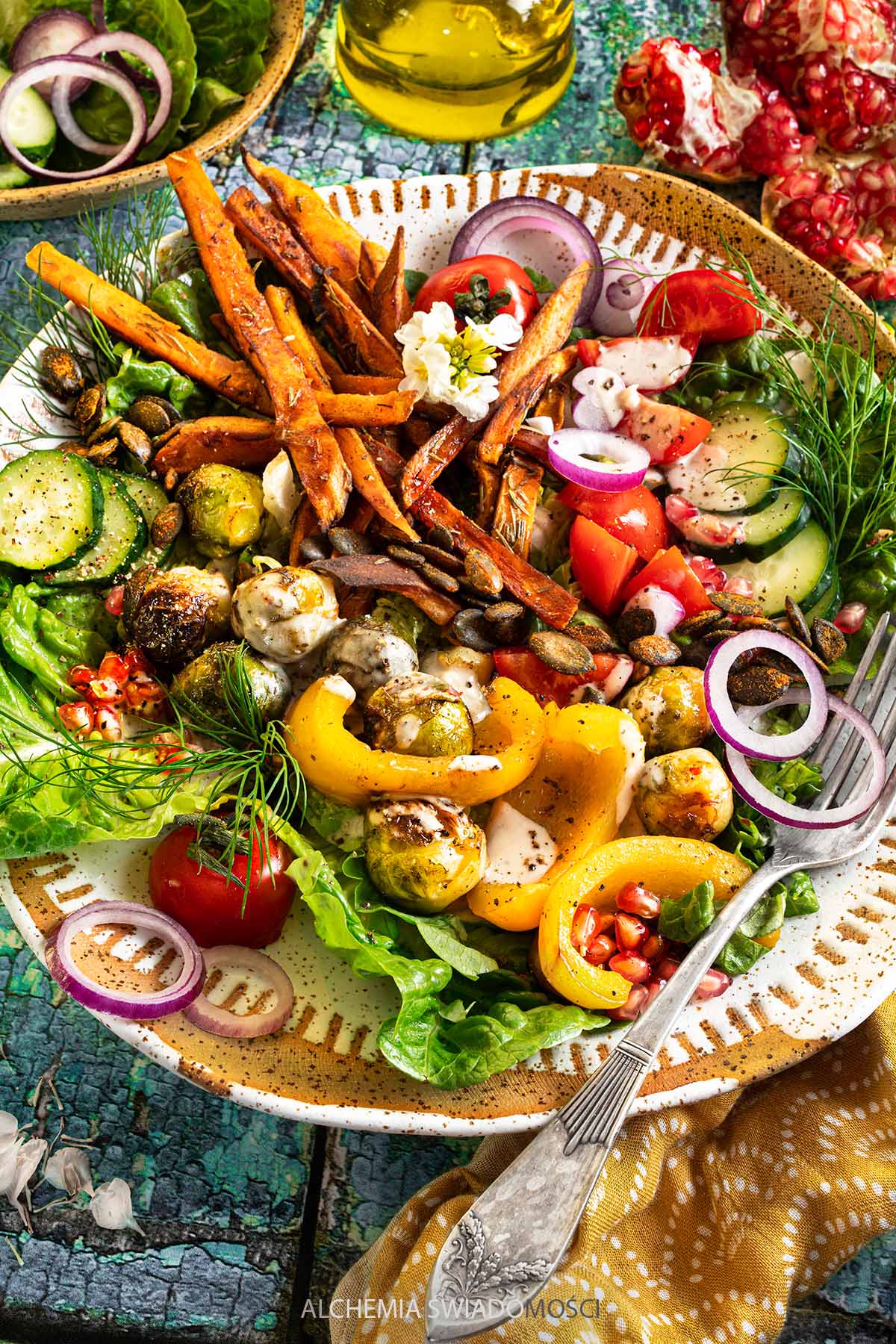 SAŁATKA Z&nbsp;FRYTKAMI Z&nbsp;BATATA, BRUKSELKĄ, PAPRYKĄ, GRANATEM I&nbsp;DRESSINGIEM TAHINI