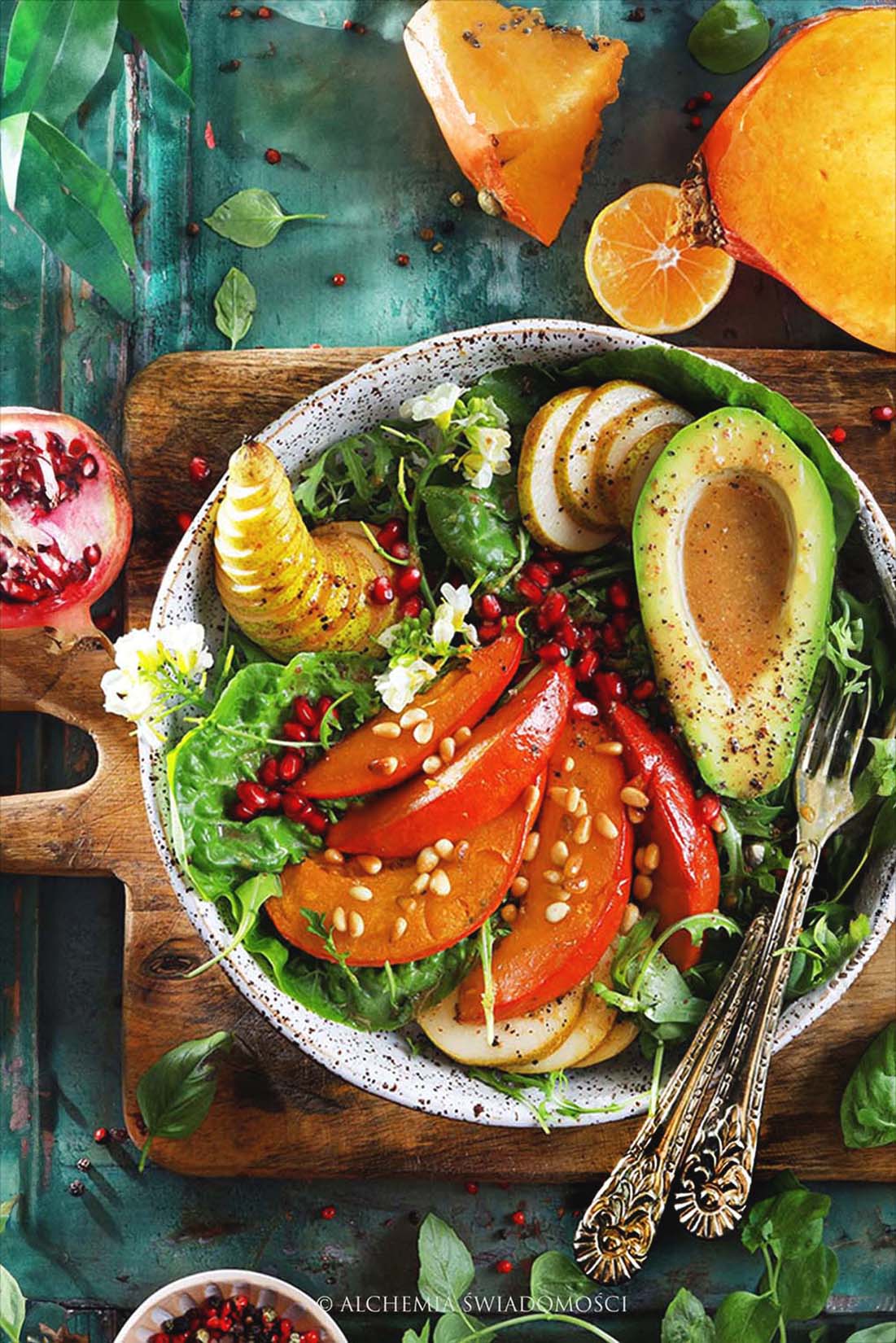 SAŁATKA Z&nbsp;PIECZONĄ DYNIĄ, GRUSZKĄ, GRANATEM I&nbsp;PINIAMI