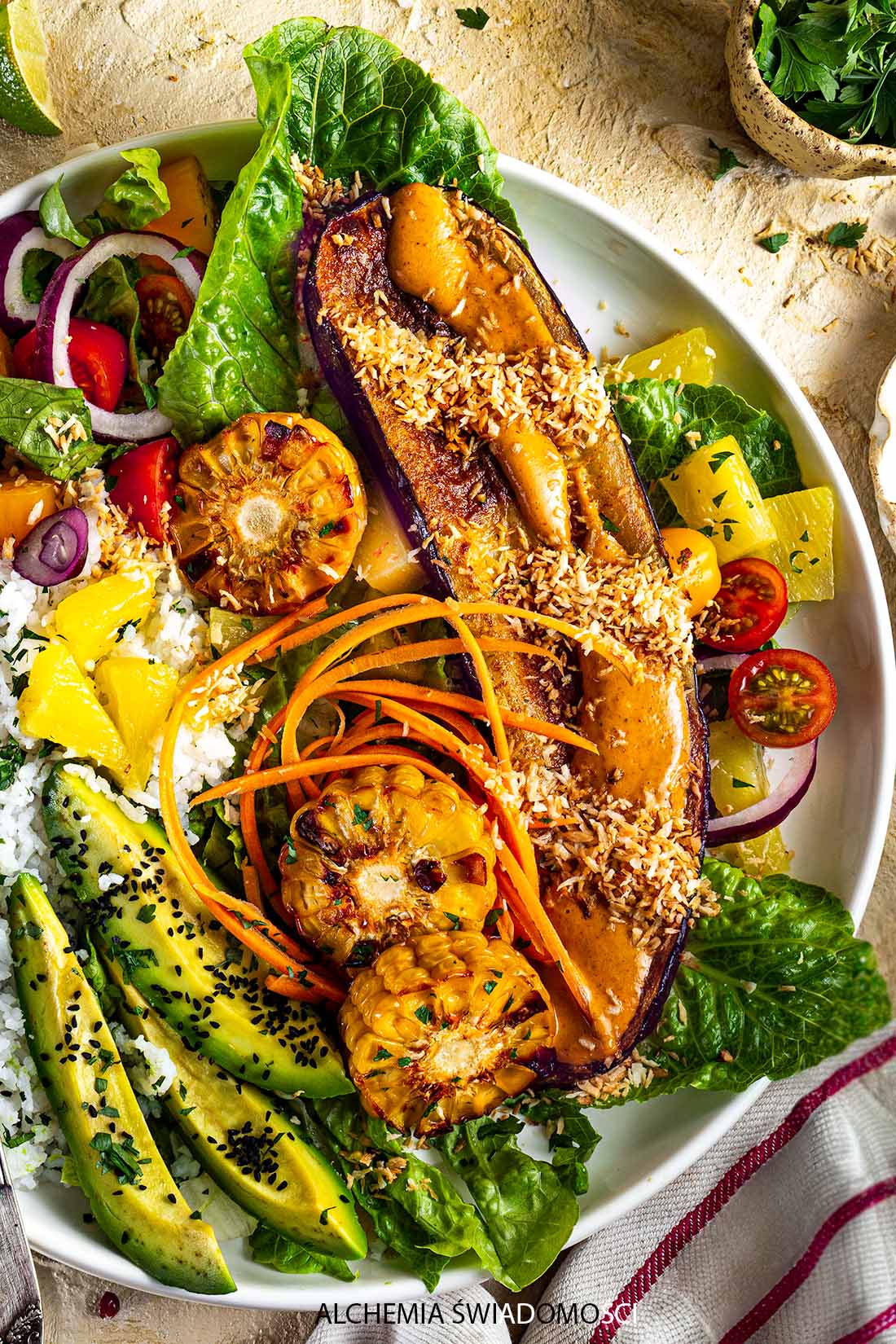 HAWAJSKA SAŁATKA Z&nbsp;RYŻEM, CUKINIĄ, KUKURYDZĄ, ANANASEM, PRAŻONYM KOKOSEM I&nbsp;DRESSINGIEM ALOHA