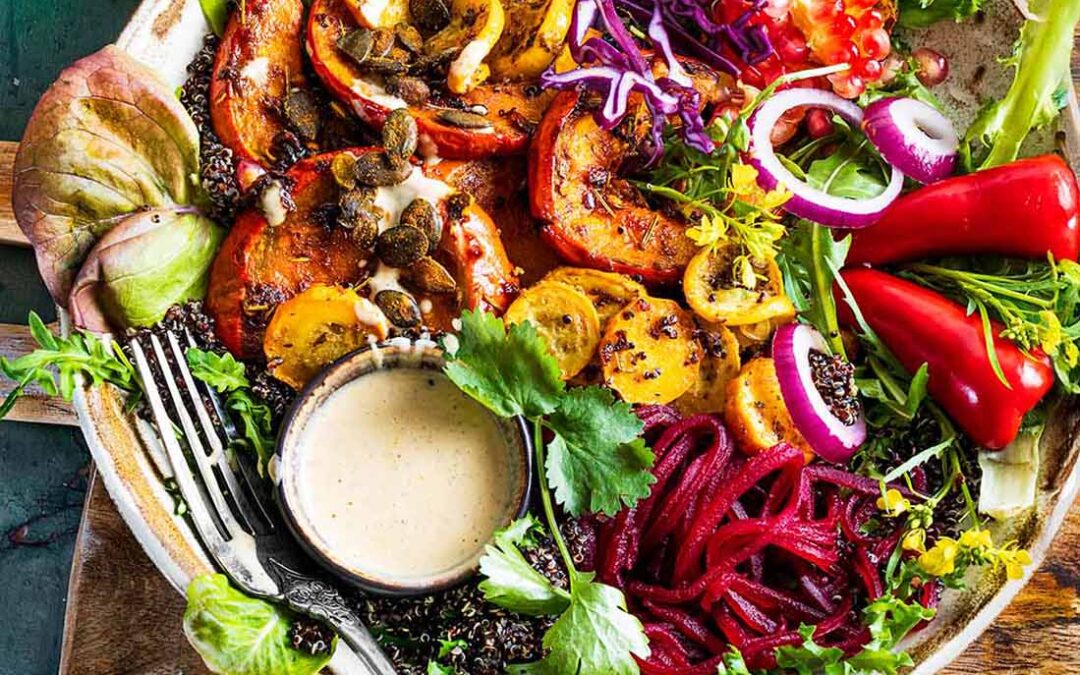 SAŁATKA Z&nbsp;PIECZONĄ DYNIĄ, CUKINIĄ, BURAKAMI, KASZĄ QUINOA I&nbsp;KREMOWYM DRESSINGIEM MANDARYNKOWO-SEZAMOWYM