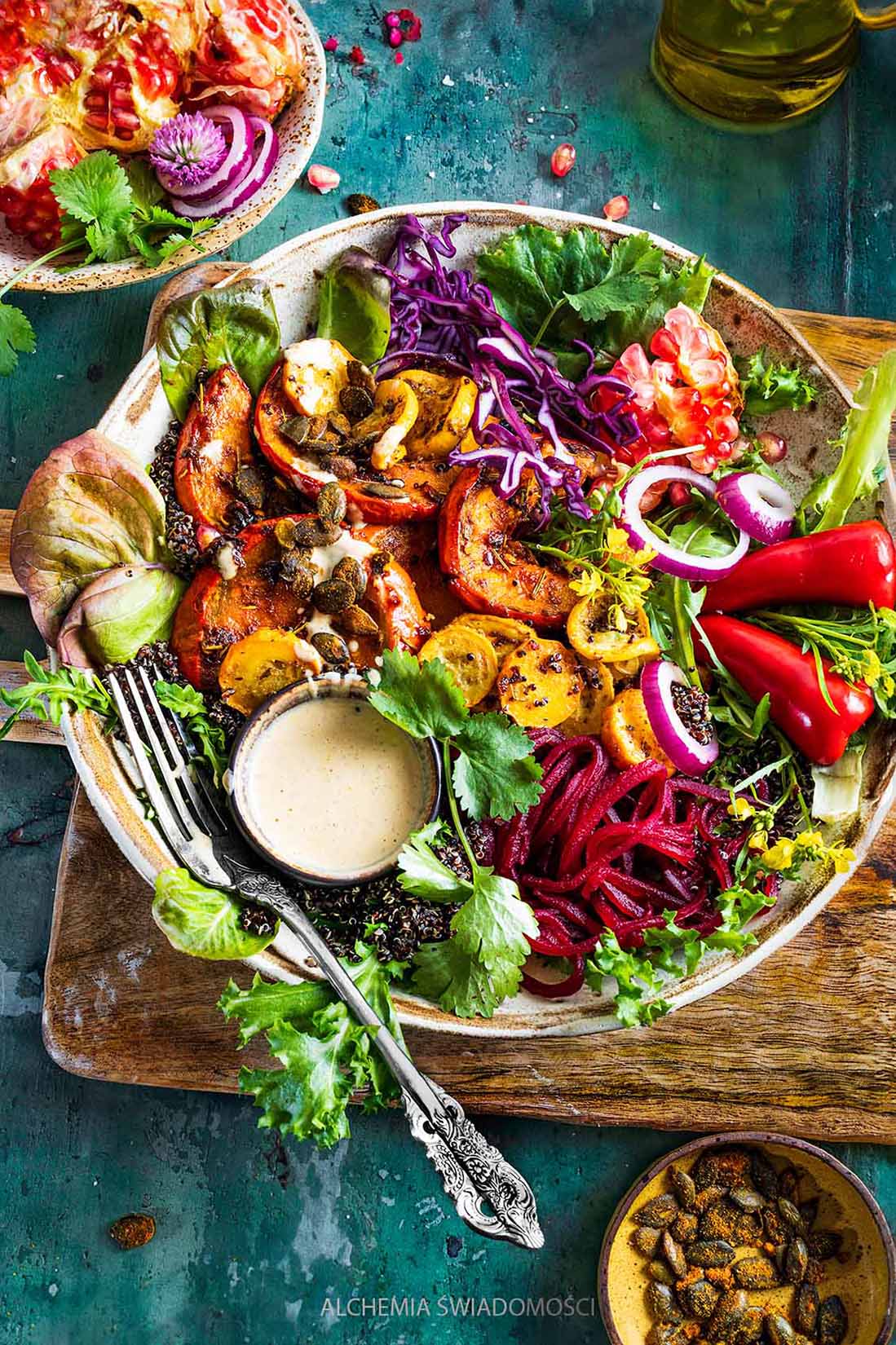 SAŁATKA Z&nbsp;PIECZONĄ DYNIĄ, CUKINIĄ, BURAKAMI, KASZĄ QUINOA I&nbsp;KREMOWYM DRESSINGIEM MANDARYNKOWO-SEZAMOWYM