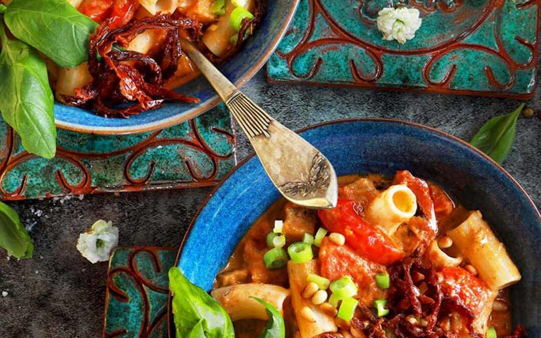 TOSKAŃSKA KREMOWA PASTA Z&nbsp;POMIDORAMI, BAKŁAŻANEM, BAZYLIĄ I&nbsp;PINIAMI