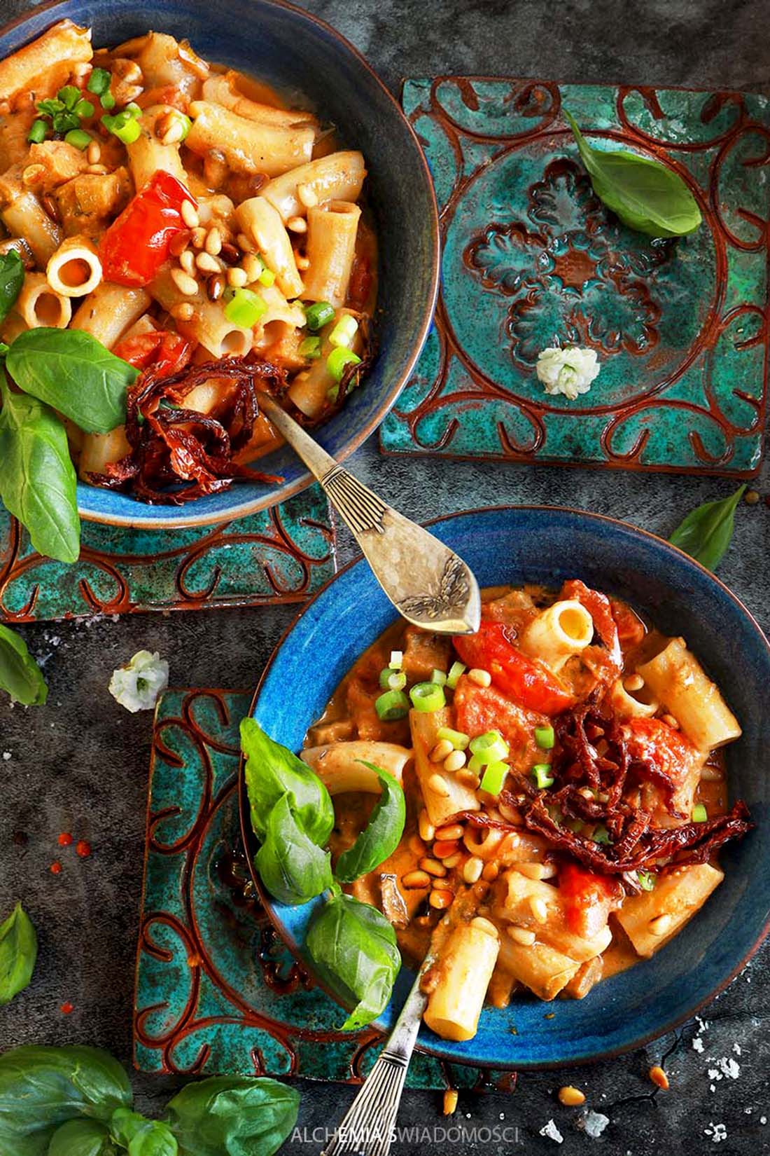 TOSKAŃSKA KREMOWA PASTA Z&nbsp;POMIDORAMI, BAKŁAŻANEM, BAZYLIĄ I&nbsp;PINIAMI