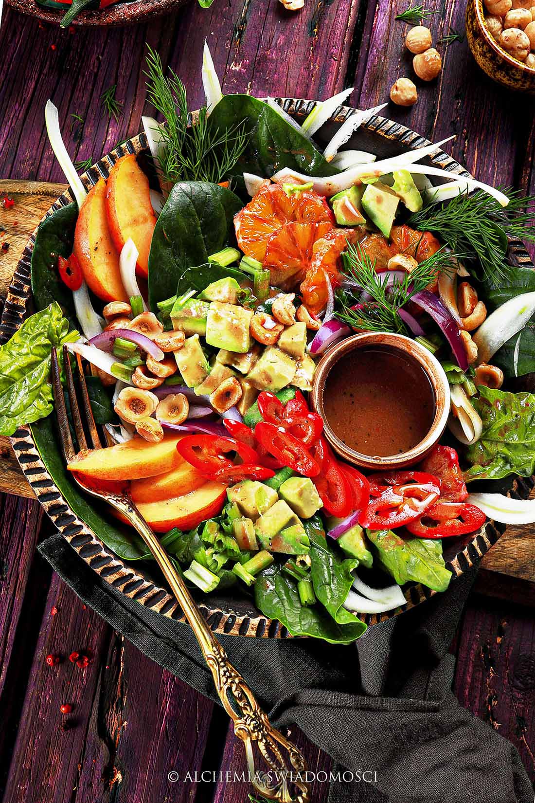 SAŁATKA ZE&nbsp;SZPINAKIEM, FENKUŁEM, POMARAŃCZĄ, NEKTARYNKĄ I&nbsp;ORZECHAMI LASKOWYMI