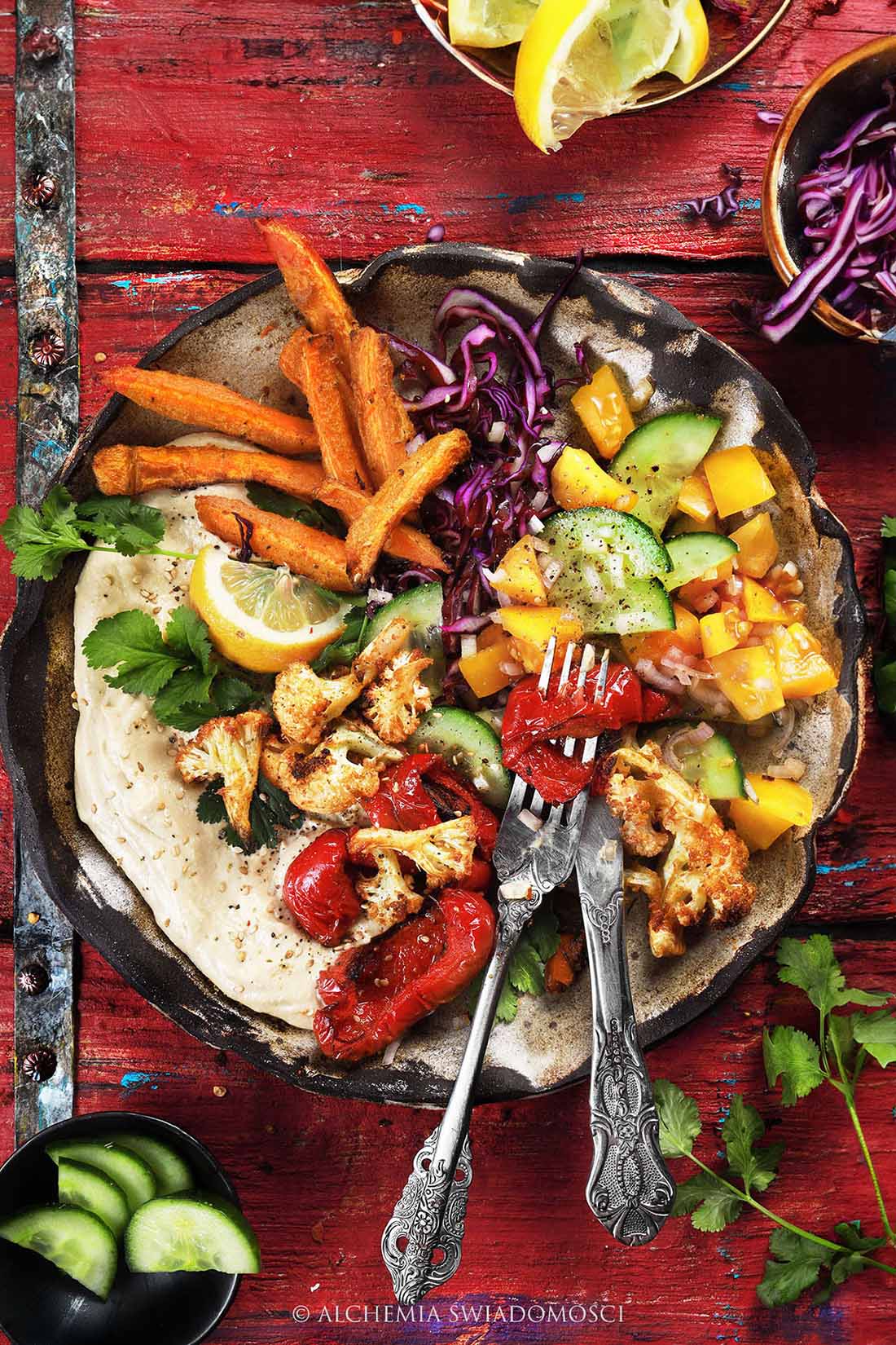 PIECZONA MARCHEWKA, KALAFIOR I&nbsp;PAPRYKA, HUMMUS, SAŁATKA POMIDOROWO-OGÓRKOWA