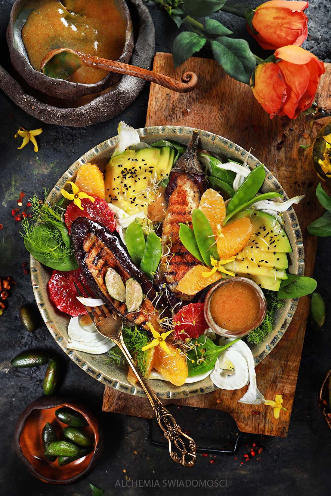 SAŁATKA Z&nbsp;BAKŁAŻANEM, FENKUŁEM, GROSZKIEM CUKROWYM, POMARAŃCZĄ, LIME CAVIAR I&nbsp;DRESSINGIEM MIODOWO-MUSZTARDOWYM