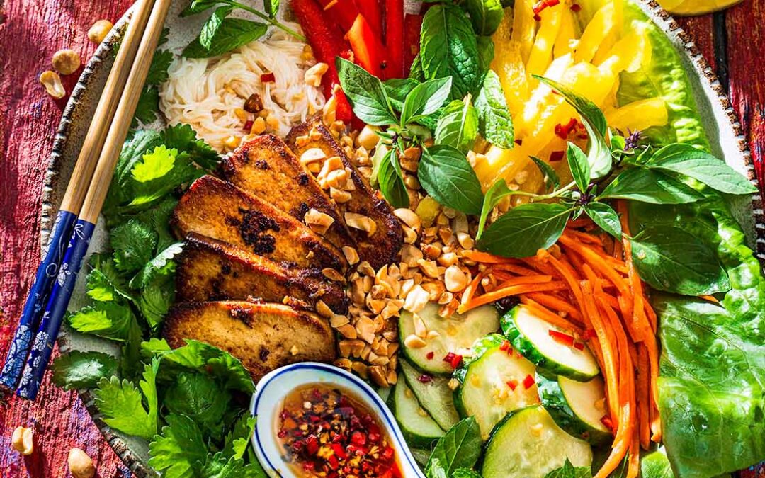 WIETNAMSKIE BÚN CHAY Z&nbsp;WARZYWAMI, TOFU Z&nbsp;KONOPII, PRAŻONYMI FISTASZKAMI, KOLENDRĄ, MIĘTĄ, BAZYLIĄ TAJSKĄ, SOSEM NUOC CHAM