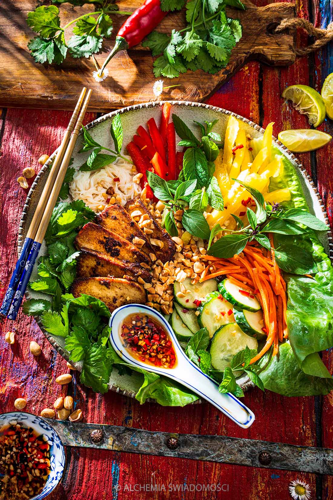 WIETNAMSKIE BÚN CHAY Z&nbsp;WARZYWAMI, TOFU Z&nbsp;KONOPII, PRAŻONYMI FISTASZKAMI, KOLENDRĄ, MIĘTĄ, BAZYLIĄ TAJSKĄ, SOSEM NUOC CHAM