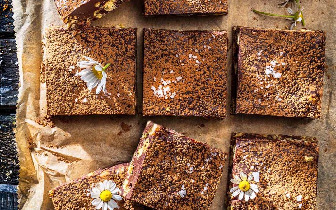 CIĄGNĄCE BROWNIE Z&nbsp;TAHINII, MIODU, CZEKOLADY, PRAŻONEJ CIECIORKI, CYNAMONU I&nbsp;ZIELONEGO KARDAMONU