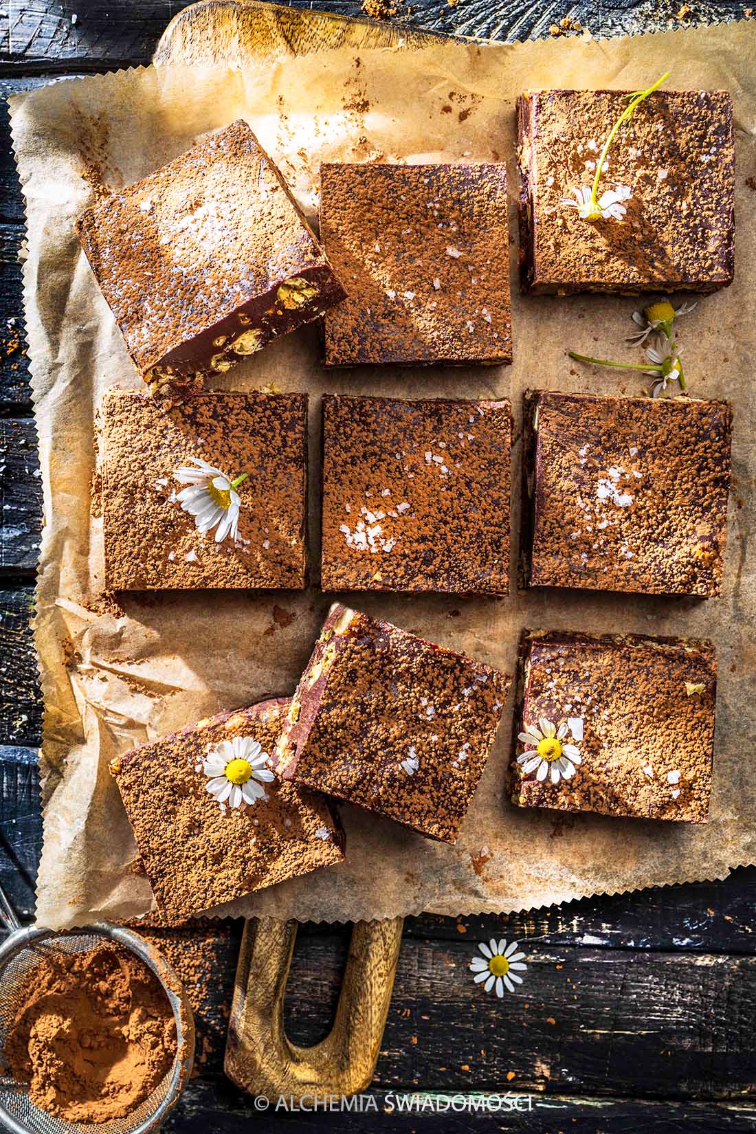 CIĄGNĄCE BROWNIE Z&nbsp;TAHINII, MIODU, CZEKOLADY, PRAŻONEJ CIECIORKI, CYNAMONU I&nbsp;ZIELONEGO KARDAMONU