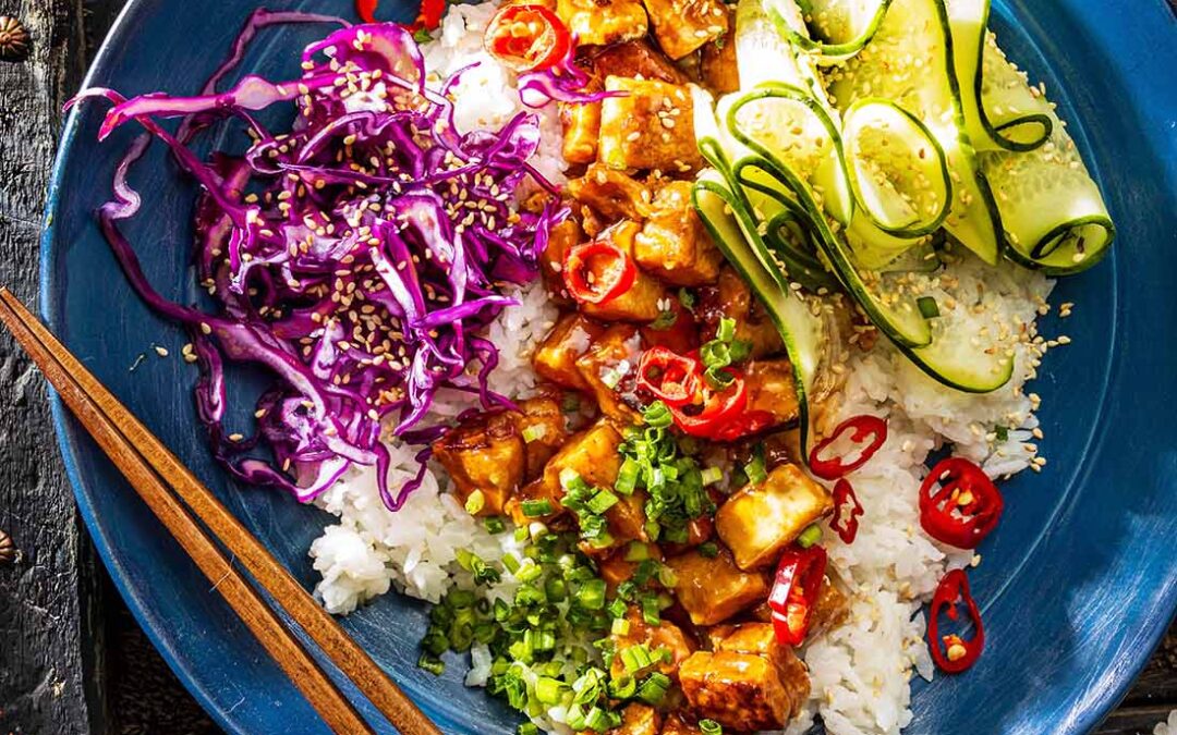 STICKY TERIYAKI TOFU DONBURI Z&nbsp;CZERWONĄ KAPUSTĄ, OGÓRKIEM, PAPRYCZKĄ CHILLI, SEZAMEM I&nbsp;SZCZYPIOREM