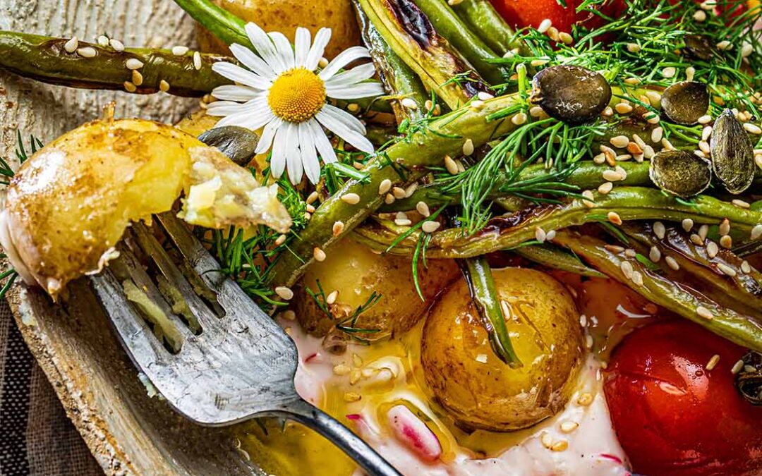 MŁODE ZIEMNIACZKI, TZATZIKI RZODKIEWKOWO-MIĘTOWE, BAKŁAŻAN CHILLI CHIPOTLE, SMAŻONE POMIDORKI I&nbsp;FASOLKA, KOPER, PESTKI DYNI, PRAŻONY SEZAM