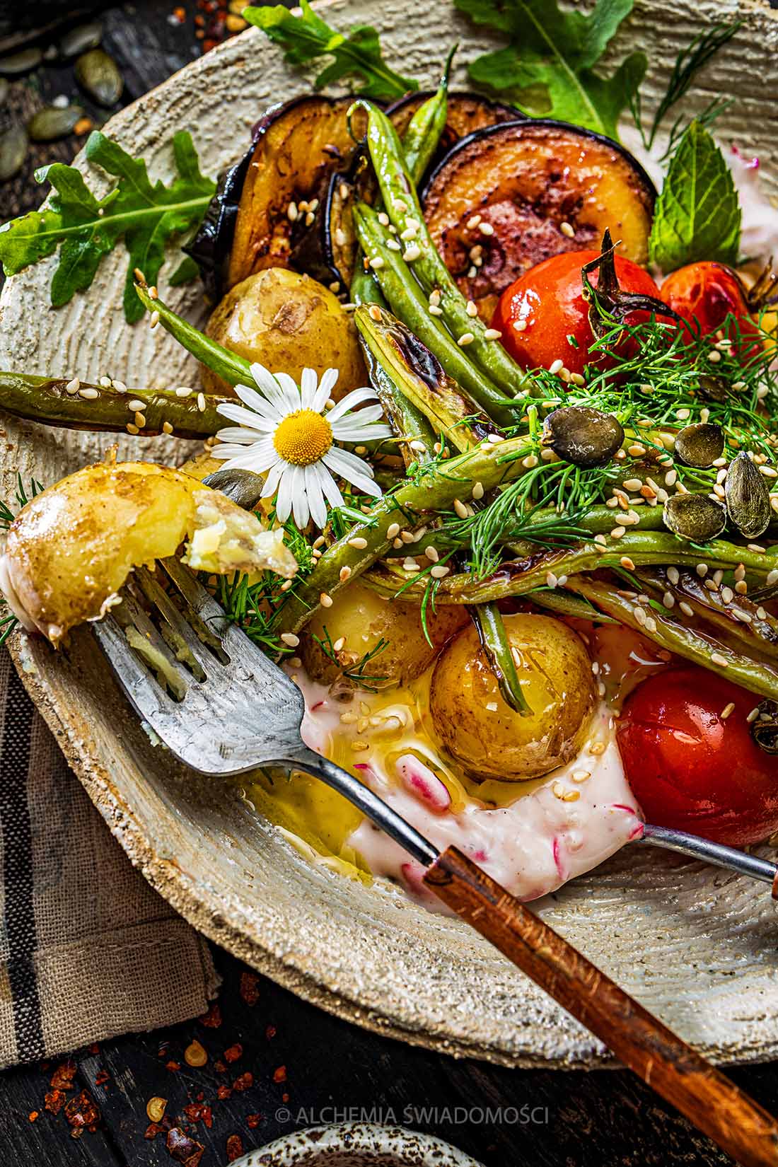 MŁODE ZIEMNIACZKI, TZATZIKI RZODKIEWKOWO-MIĘTOWE, BAKŁAŻAN CHILLI CHIPOTLE, SMAŻONE POMIDORKI I&nbsp;FASOLKA, KOPER, PESTKI DYNI, PRAŻONY SEZAM