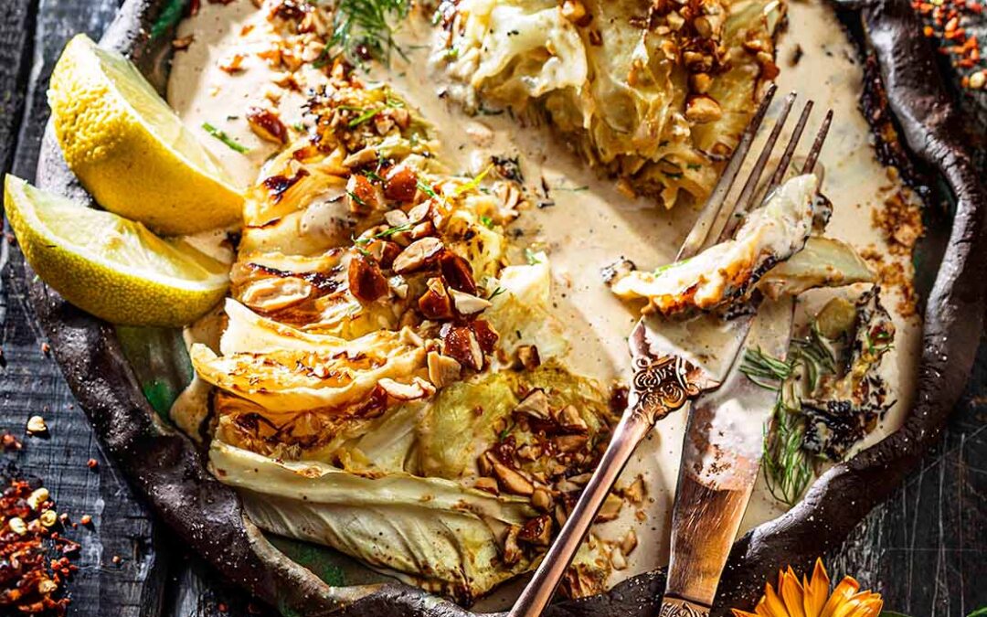 GRILLOWANA BIAŁA KAPUSTA, DRESSING TAHINI-CHIPOTLE, KRUSZONE KARMELIZOWANE MIGDAŁY, KOPEREK