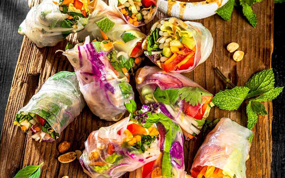 TAJSKIE SPRING ROLLS’Y Z&nbsp;KIEŁKAMI MUNG, PAPRYKĄ, OGÓRKIEM, MARCHEWKĄ, BAZYLIĄ TAJSKĄ, MIĘTĄ, KOLENDRĄ I&nbsp;SOSEM SATAY