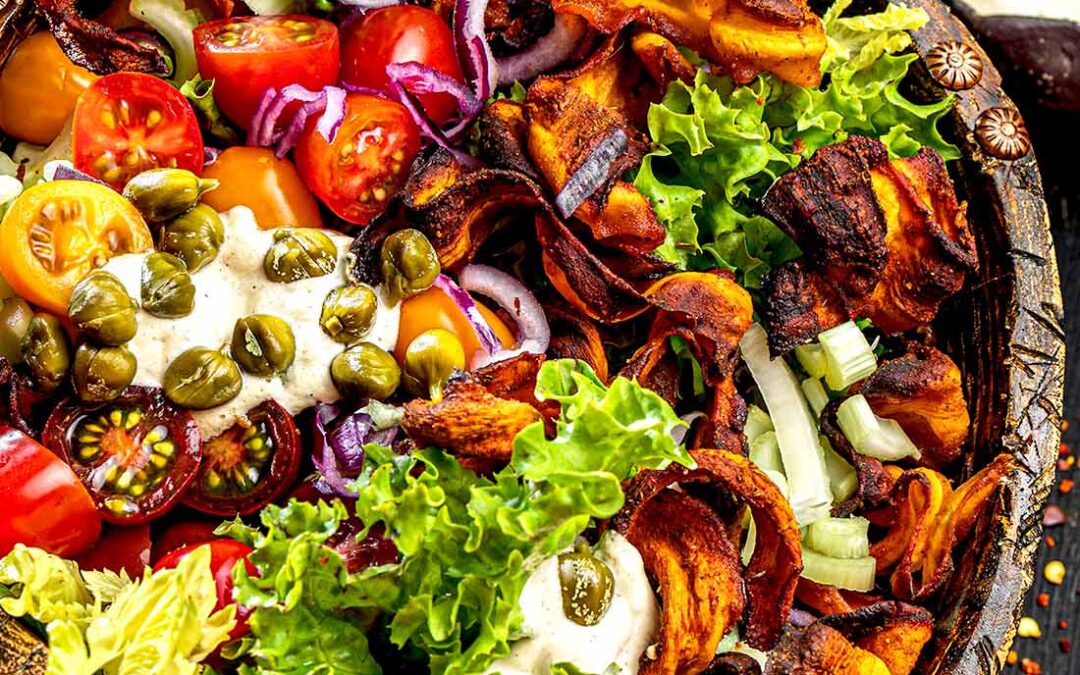 SAŁATKA Z&nbsp;CHRUPIĄCYM BEKONIEM, KOLOROWYMI POMIDORKAMI CHERRY, SELEREM NACIOWYM, KAPARAMI I&nbsp;SEZAMOWYM DRESSINGIEM CEZAR