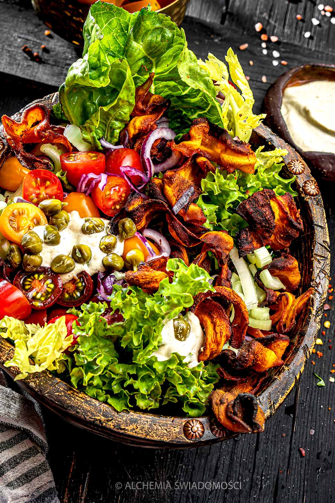 SAŁATKA Z&nbsp;CHRUPIĄCYM BEKONIEM, KOLOROWYMI POMIDORKAMI CHERRY, SELEREM NACIOWYM, KAPARAMI I&nbsp;SEZAMOWYM DRESSINGIEM CEZAR