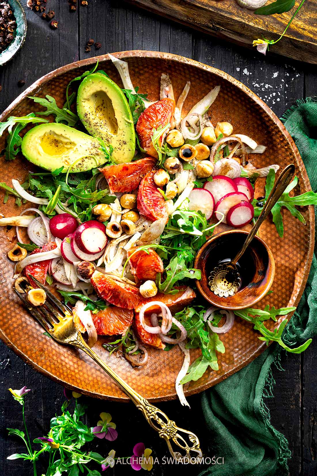 SAŁATKA Z&nbsp;POMARAŃCZĄ, KOPREM WŁOSKIM, RZODKIEWKĄ, RUKOLĄ, ORZECHAMI LASKOWYMI, BALSAMICO, OLIWĄ WĘDZONĄ, CHILLI CHIPOTLE I&nbsp;PIEPRZEM TIMUT