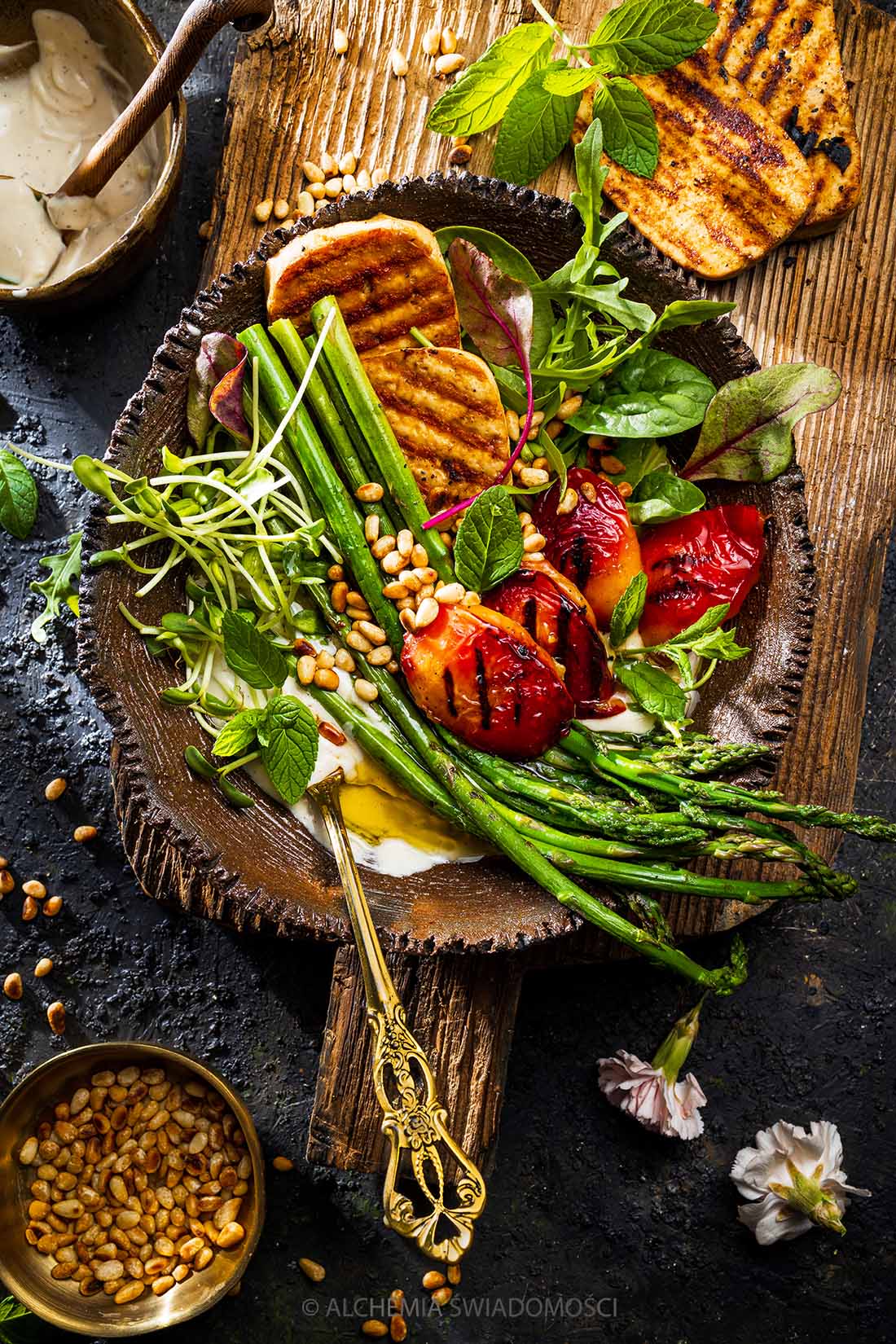 GRILLOWANE SZPARAGI, NEKTARYNKI I&nbsp;TOGARASHI TOFU, PINIE, KIEŁKI SŁONECZNIKA, MIĘTA, OLIWA WĘDZONA I&nbsp;DRESSING ŚMIETANOWO-TAHINII