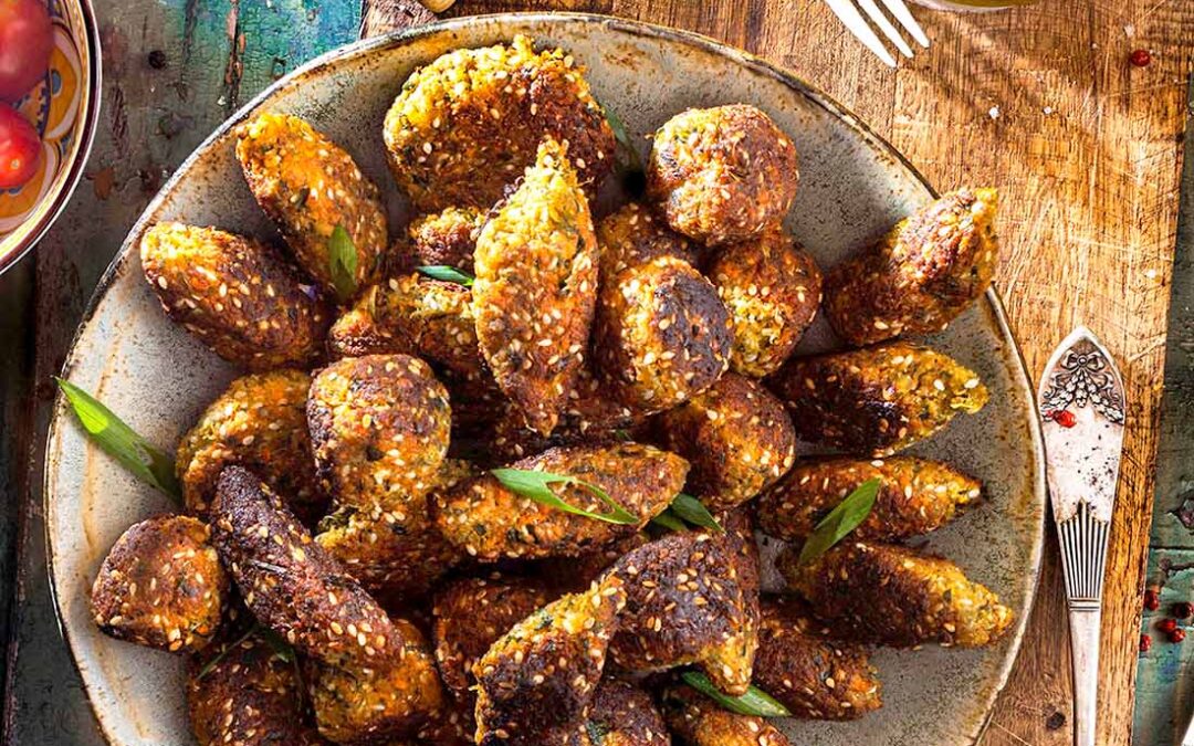 PYSZNE FALAFLE CIECIORKOWO-CUKINIOWE Z&nbsp;PIETRUSZKĄ I&nbsp;AROMATYCZNYMI PRZYPRAWAMI