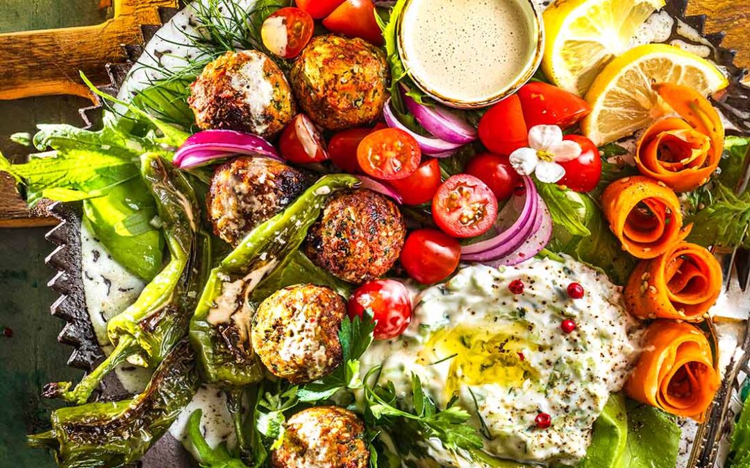 ŚRÓDZIEMNOMORSKA SAŁATKA Z&nbsp;FALAFLAMI CIECIORKOWO-CUKINIOWYMI, PAPRYCZKAMI PADRON, MARCHEWKĄ BALSAMICZNĄ, TZATZIKAMI I&nbsp;DRESSINGIEM SEZAMOWYM