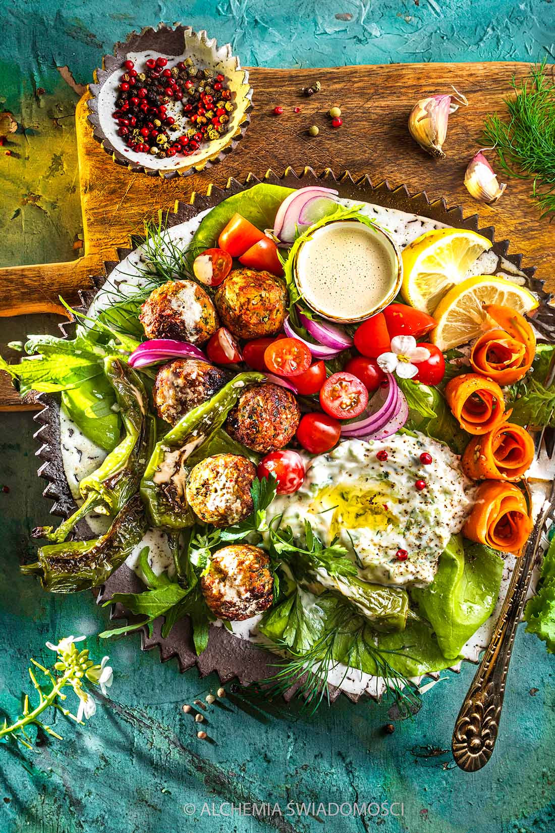 ŚRÓDZIEMNOMORSKA SAŁATKA Z&nbsp;FALAFLAMI CIECIORKOWO-CUKINIOWYMI, PAPRYCZKAMI PADRON, MARCHEWKĄ BALSAMICZNĄ, TZATZIKAMI I&nbsp;DRESSINGIEM SEZAMOWYM