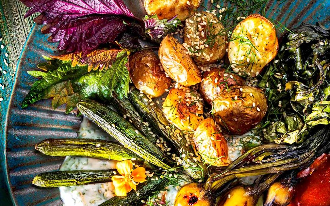 PIECZONE: ZIEMNIAKI W&nbsp;SKÓRCE, CUKINIA I&nbsp;ZÓŁTY BURAK Z&nbsp;LIŚĆMI, ŚMIETANA ESTRAGONOWO-MIĘTOWA, SOS BARBACOA, OLIWA, PRAŻONY SEZAM, SHISO, KWIATY AKSAMITKI, KOPEREK
