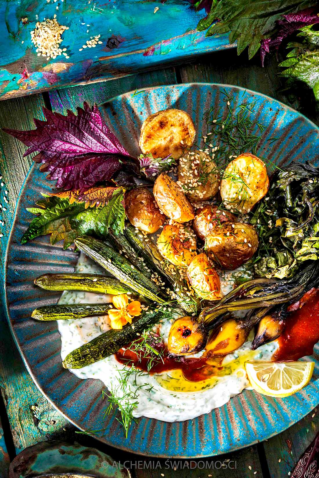 PIECZONE: ZIEMNIAKI W&nbsp;SKÓRCE, CUKINIA I&nbsp;ZÓŁTY BURAK Z&nbsp;LIŚĆMI, ŚMIETANA ESTRAGONOWO-MIĘTOWA, SOS BARBACOA, OLIWA, PRAŻONY SEZAM, SHISO, KWIATY AKSAMITKI, KOPEREK