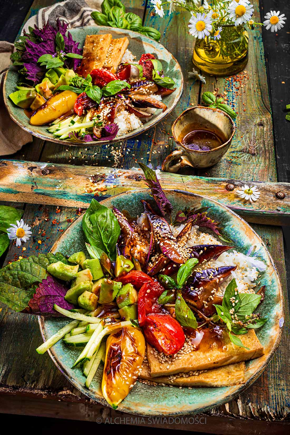 BAKŁAŻAN WĘŻOWY, POMIDORY, MINI PAPRYCZKI, TOFU Z&nbsp;KONOPII, SHISO, TAJSKA BAZYLIA, SUSHI RYŻ, PRAŻONY SEZAM, SOS TERIYAKI-CAJUN 