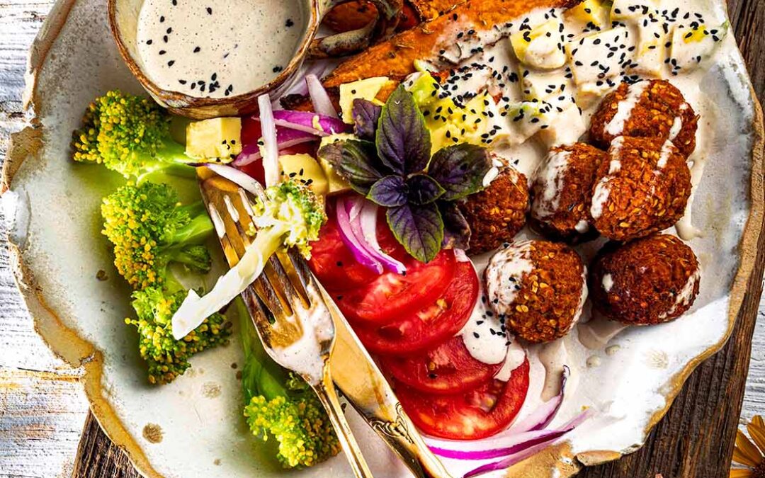 JAGLANE PULPETY BARBECUE Z&nbsp;BROKUŁEM, PIECZONYM BATATEM, DRESSINGIEM TAHINI