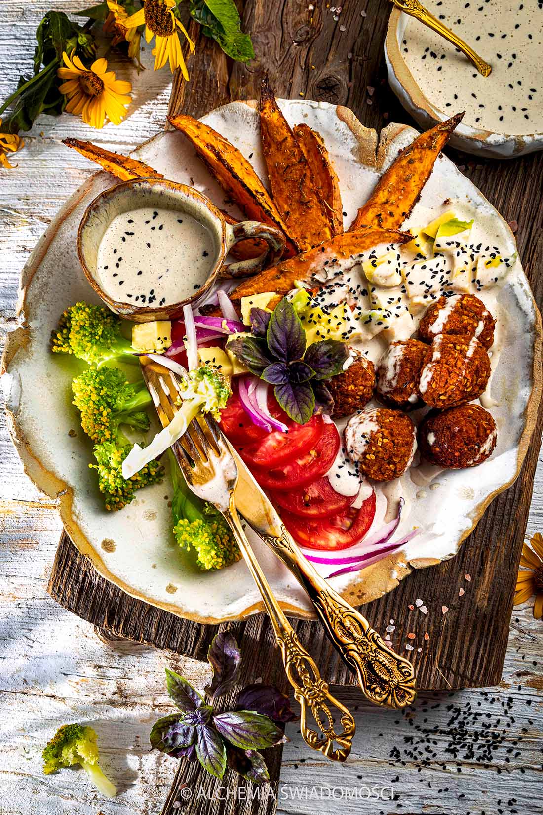 JAGLANE PULPETY BARBECUE Z&nbsp;BROKUŁEM, PIECZONYM BATATEM, DRESSINGIEM TAHINI