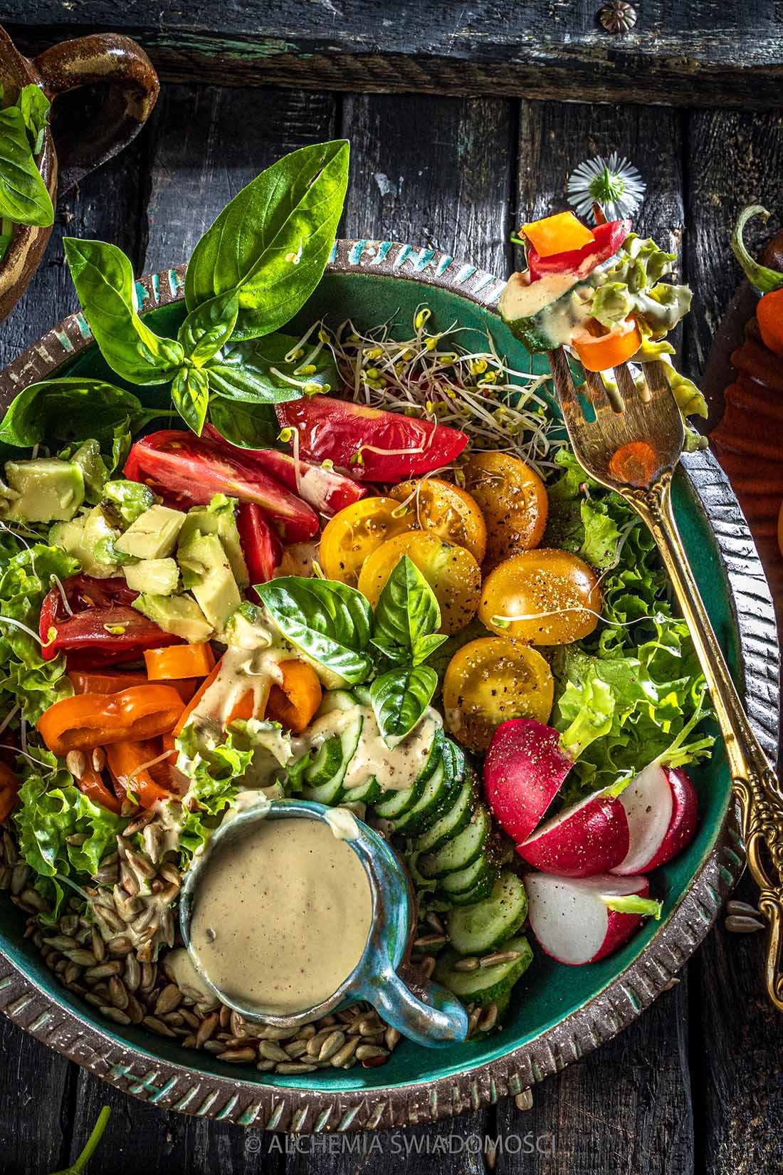 SAŁATKA Z&nbsp;ŻÓŁTYMI I&nbsp;CZERWONYM POMIDORAMI, OGÓRKIEM, RZODKIEWKĄ, PAPRYKĄ, BAZYLIĄ PRAŻONYM SŁONECZNIKIEM I&nbsp;DRESSINGIEM SEZAMOWYM CEZAR