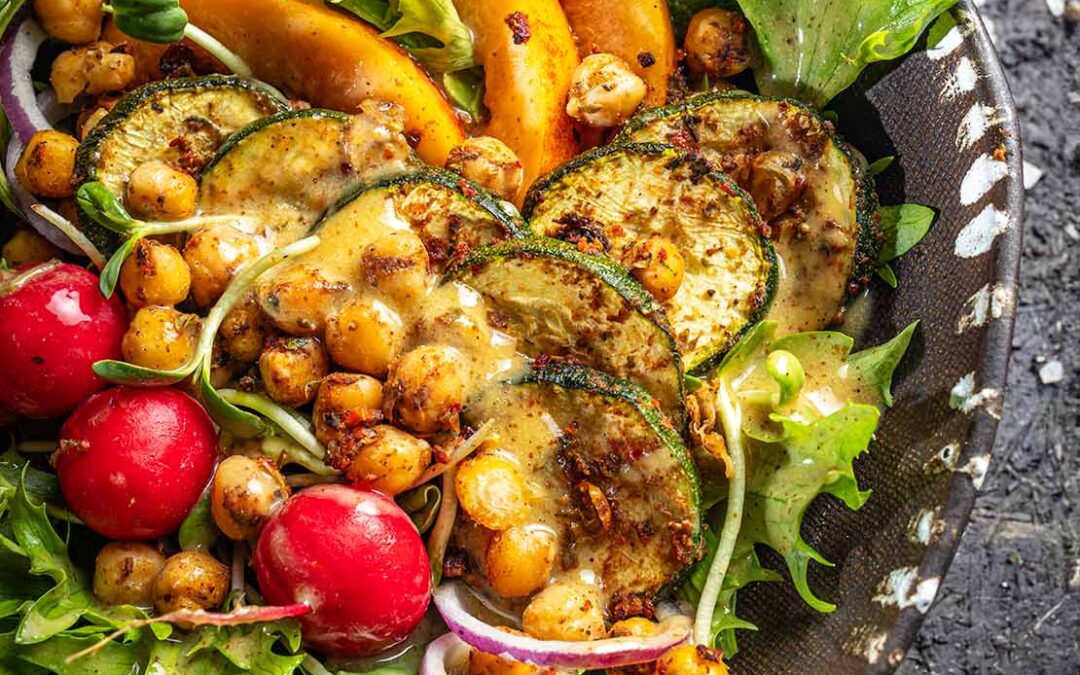 SAŁATKA Z&nbsp;CUKINIĄ I&nbsp;CIECIORKĄ PIECZONYMI W&nbsp;ZIOŁACH Z&nbsp;CHILLI CHIPOTLE + NEKTARYNKA, MIĘTA, KIEŁKI SŁONECZNIKA DRESSING POMARAŃCZOWO-TAHINII
