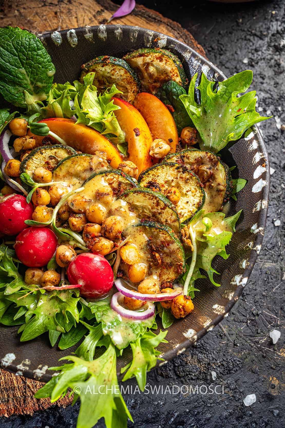 SAŁATKA Z&nbsp;CUKINIĄ I&nbsp;CIECIORKĄ PIECZONYMI W&nbsp;ZIOŁACH Z&nbsp;CHILLI CHIPOTLE + NEKTARYNKA, MIĘTA, KIEŁKI SŁONECZNIKA DRESSING POMARAŃCZOWO-TAHINII